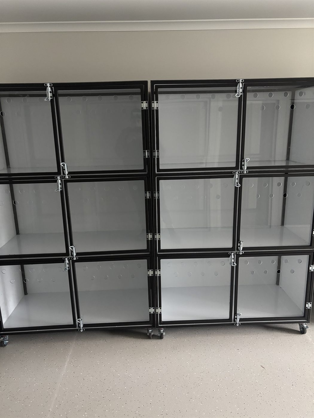 Six-bay dog crate bank on castors